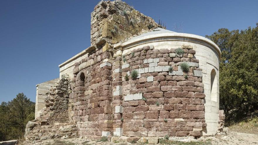 Seqüència, molt esquemàtica, que permet copsar la recuperació de Sant Cristòfol dels Horts, des de l’estat de ruïna en què estava el 2018 a l’estat actual, quan llueix una imatge esplèndida. Cal recordar que aquesta església té el grau de protecció de BCIN.