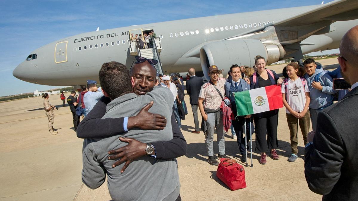 Un evacuado de Sudán llega a la base aérea de Torrejón de Ardoz.