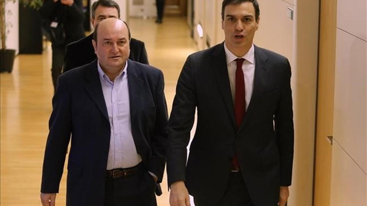 El líder del PSOE, Pedro Sánchez, con el del PNV, çAntonio Orduzar, en una reunión reciente sobre investidura