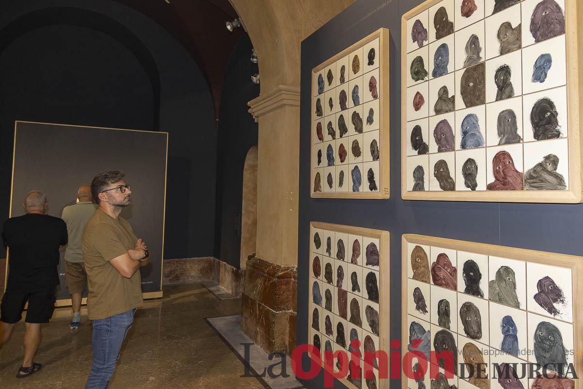 Así es la exposición 'Los Asomados' de Lidó Rico, que llega a Caravaca en su Año Jubilar