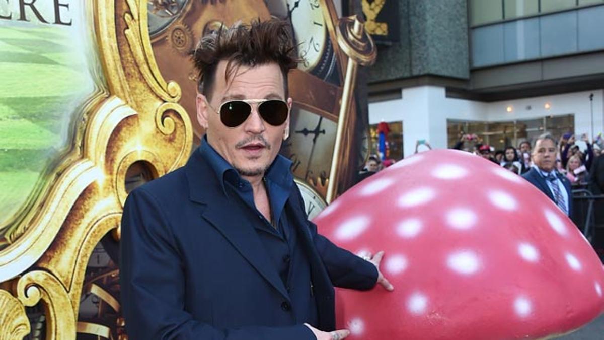 Johnny Depp, junto a las setas, en la première de 'Alicia a través del espejo' en Los Ángeles