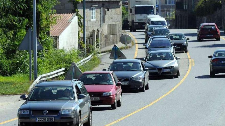 Tráfico intenso en la N-550 a su paso por la parroquia de Salcedo.