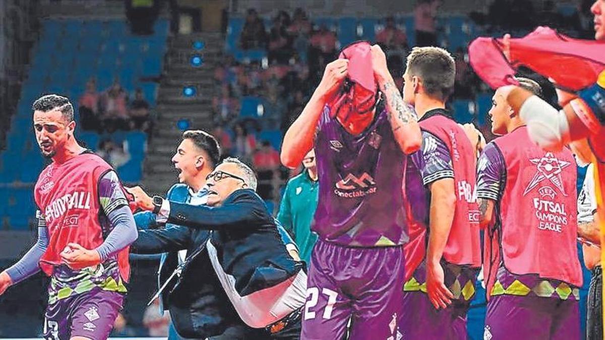 Los jugadores del Palma Futsal se lamentan de un error en la parte final del partido que perdieron ante el Sporting de Portugal en Pésaro.