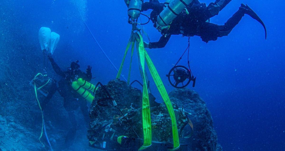 Base de mármol recuperada del naufragio.