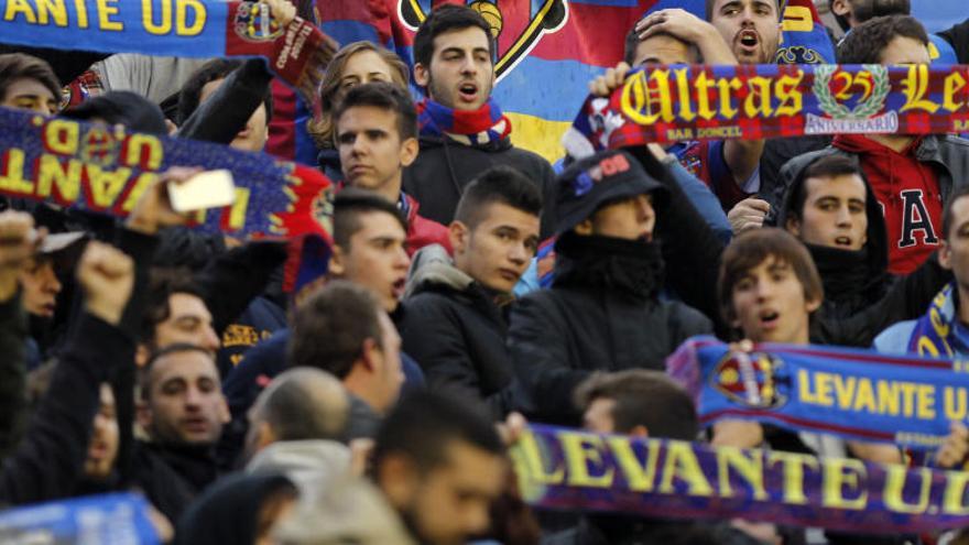 Cerca de trescientos aficionados apoyarán al Levante en Almería