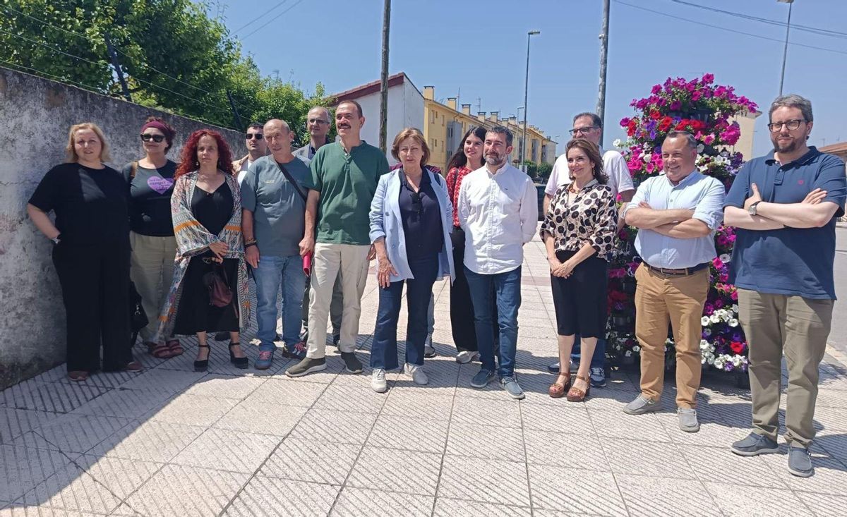 Mariví Monteserín en el centro con Juanjo Fernández a su derecha y Manuel Campa a su izquierda, con concejales y miembros del PSOE e IU. | M. MARTÍNEZ