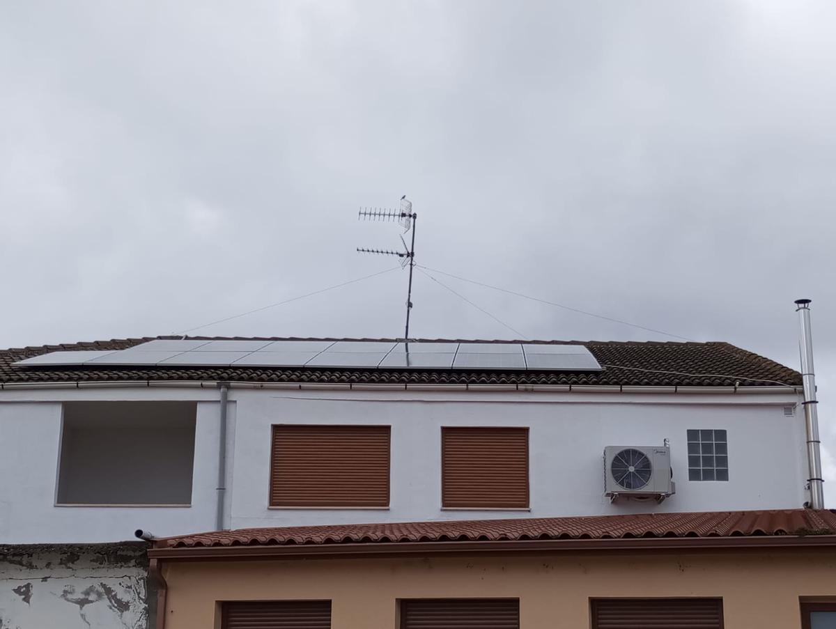 Los módulos fotovoltaicos se han instalado en tejados de edificios de Melgar y Pumarejo de Tera.