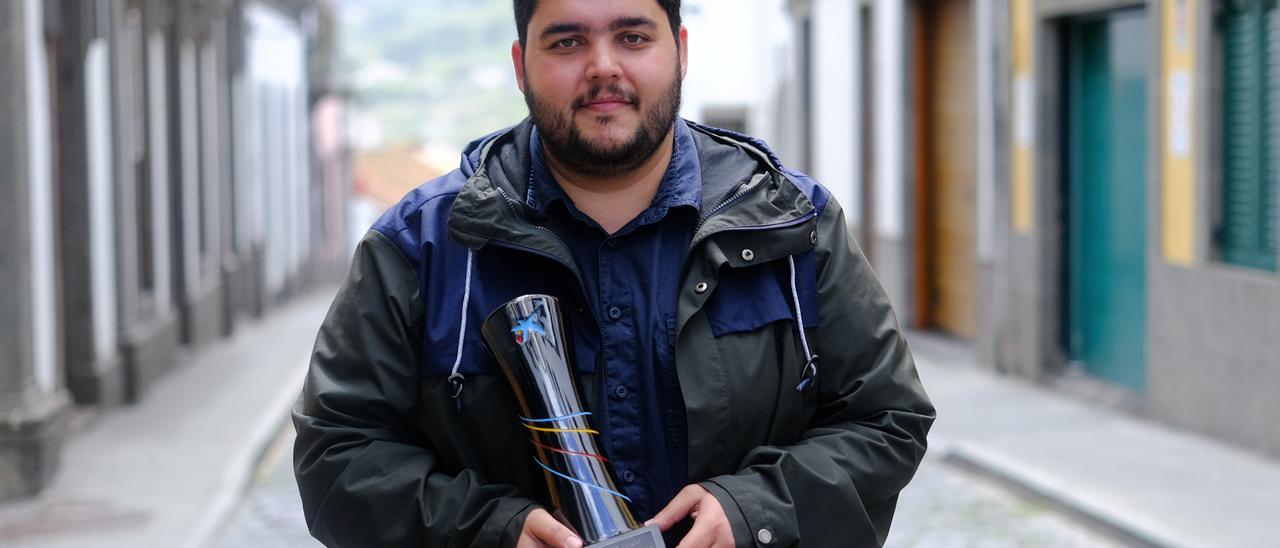 Sergio Castellano,  tras recibir este martes el trofeo como ganador del certamen.