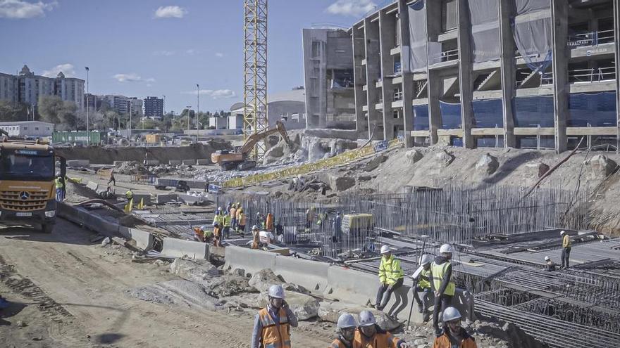 Herido grave un trabajador de las obras del Camp Nou tras caerse de altura