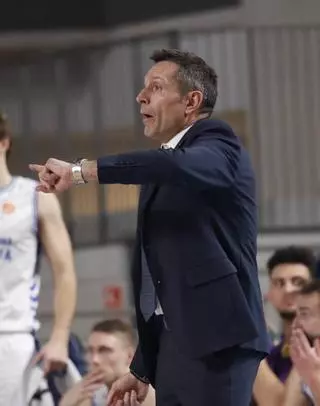 Natxo Lezkano, técnico de Palencia, tras ganar al Alimerka en el Palacio: "Por fin Oviedo tiene el pabellón que merece"