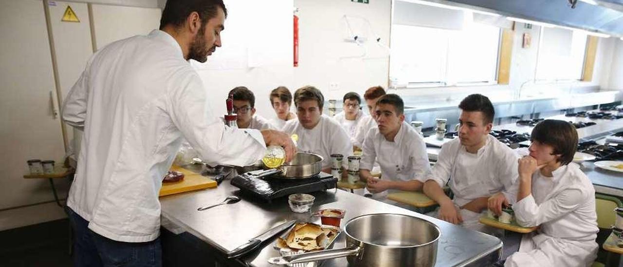 &quot;Showcooking&quot; de ayer en el CIPF Carlos Oroza que encabezó el chef Héctor López. // Rafa Vázquez