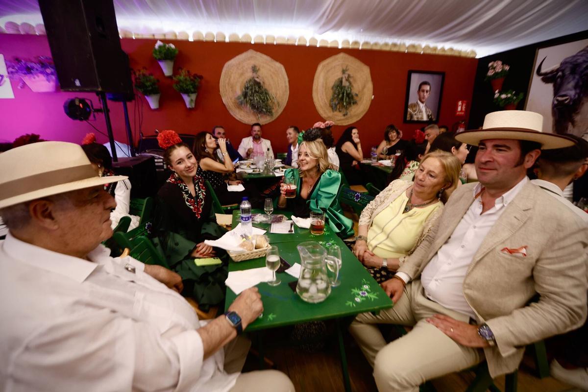 Cordobeses y turistas disfrutan en El Arenal de la primera jornada de día de la fiesta