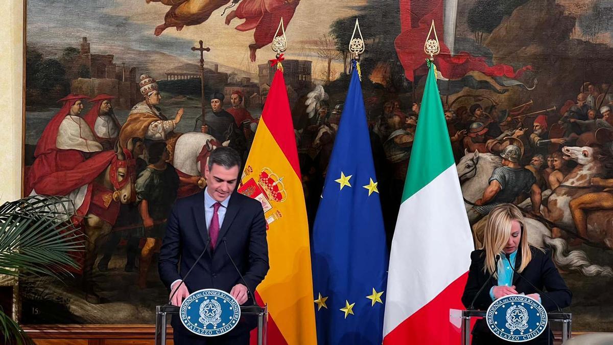 La primera ministra italiana Giorgia Meloni  y el primer ministro español Pedro Sánchez durante la rueda de prensa conjunta que ofrecieron .