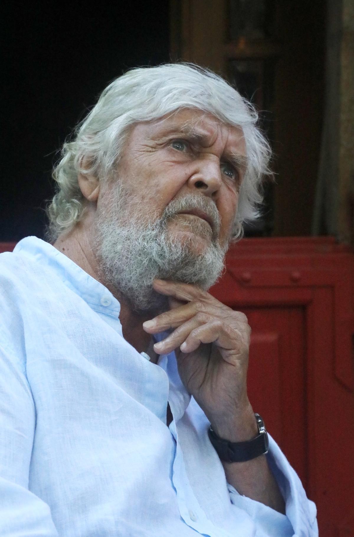 Xosé Manuel Beiras, no xardín da súa casa, A Reboraina, en Brión.