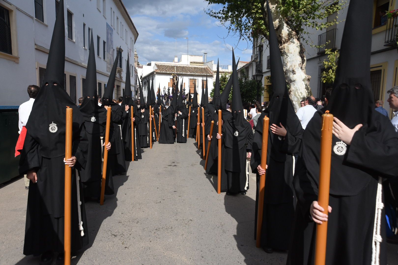 El Nazareno recoore las calles de su barrrio camino de la carrera oficial