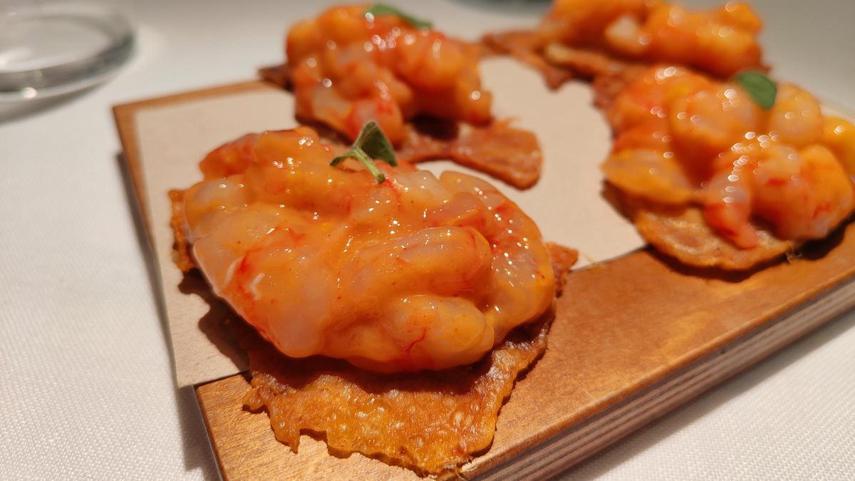 El tartar de gambas con piel de pollo de Molino de Pez.