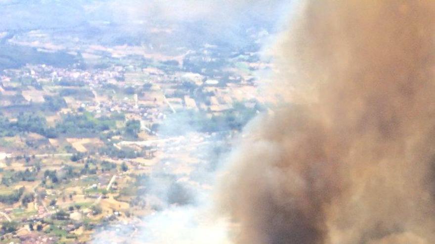 Imagen del incendio de Feces de Cima, Verín, difundida a través de Twitter.