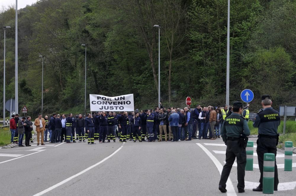 Los trabajadores de Thyssenkrupp en Mieres cortan la carretera