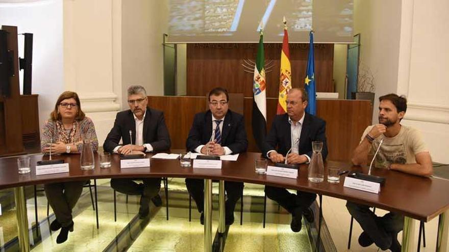 Los partidos extremeños firman por un ferrocarril digno y del siglo XXI para Extremadura