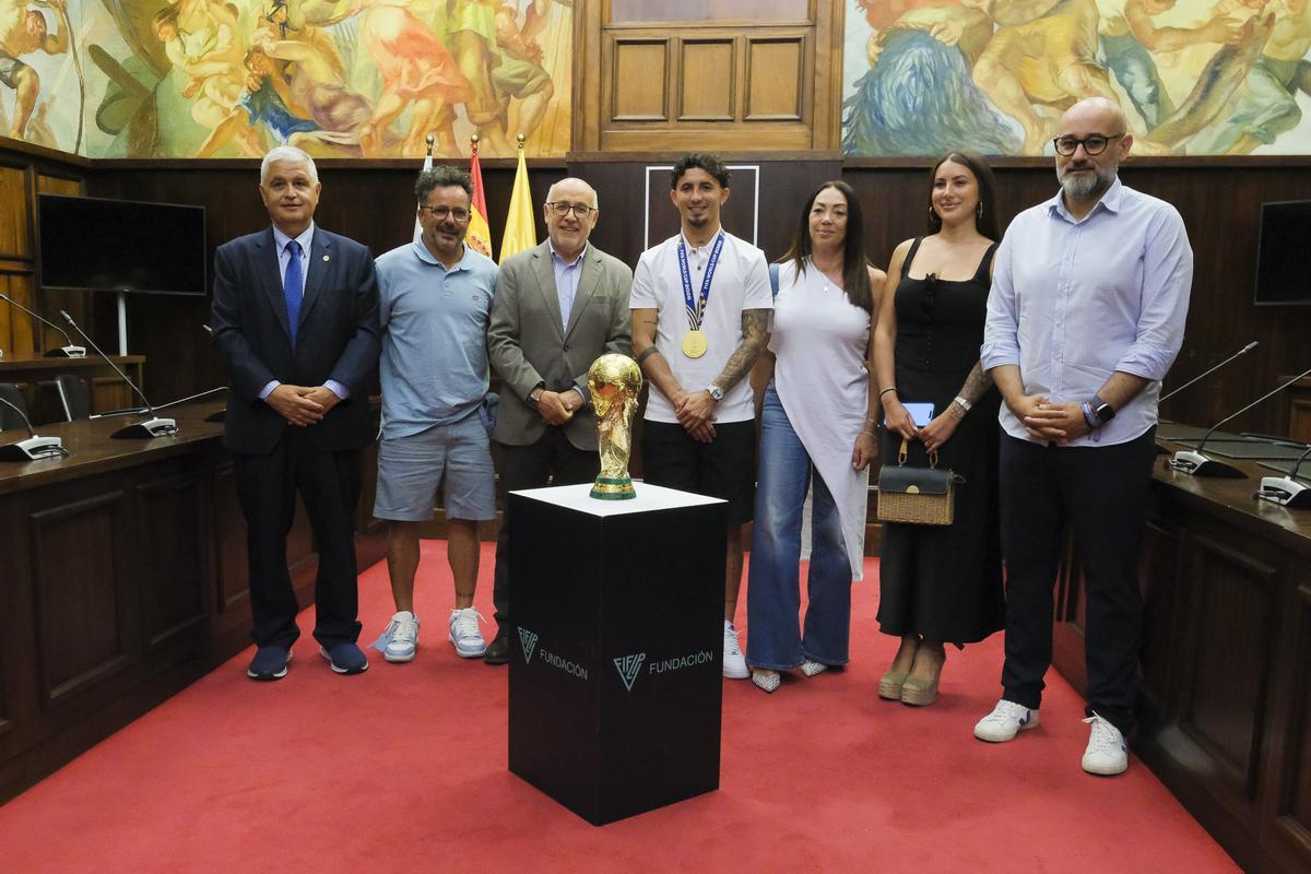 De izquierda a derecha: José Juan Arencibia (presidente de la FIFLP), Carmelo Pino (padre de Yeremy), Antonio Morales (Presidente del Cabildo de Gran Canaria), Yeremy Pino, Arminda Santos (madre de Yeremy), Evelyn Pino (hermana de Yeremy) y Aridany Romero (Consejero de Deportes del Cabildo de Gran Canaria).