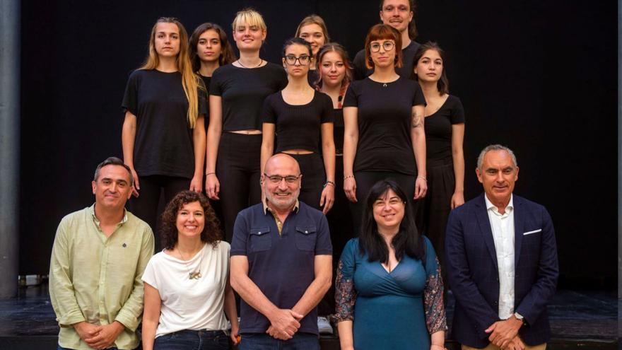 Autoritats acadèmiques i polítics i integrants de la companyia teatral. |  RAQUEL ABULAILA