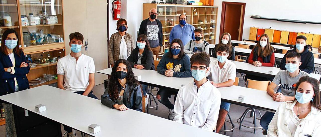 Los alumnos del Bachillerato de Excelencia, ayer en el laboratorio de Biología y Geología.   | // IÑAKI ABELLA