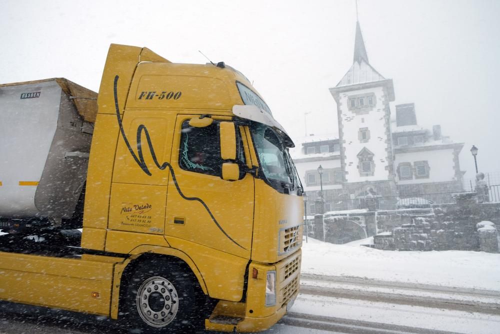 Temporal de nieve en el Puerto de Pajares