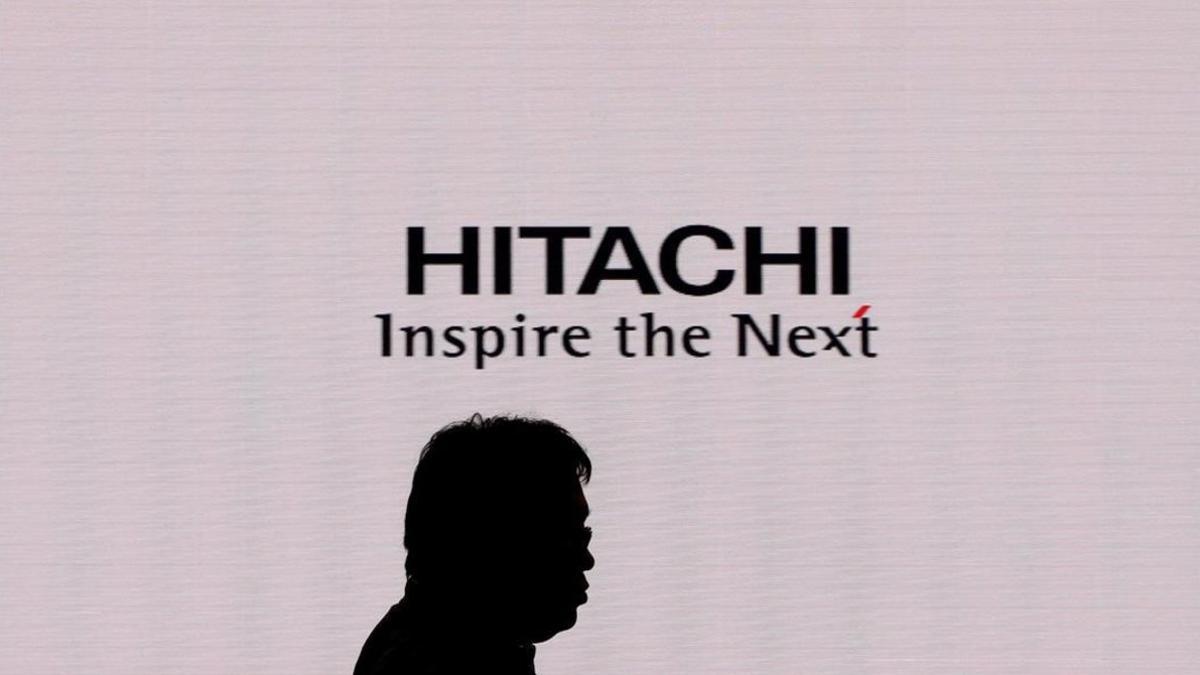 El logo de Hitachi y la sombra de su presidente Toshiaki Higashihara.