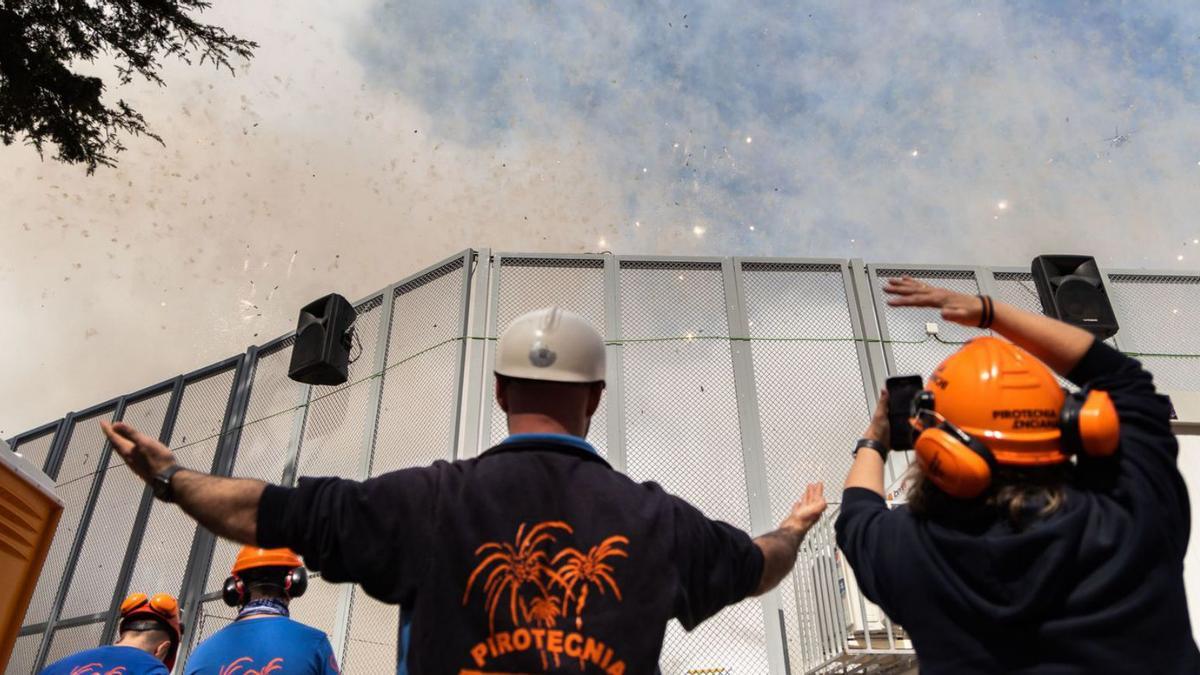 José Manuel Crespo y Pirotecnia Valenciana dispararon la «mascletà». | G.CABALLERO