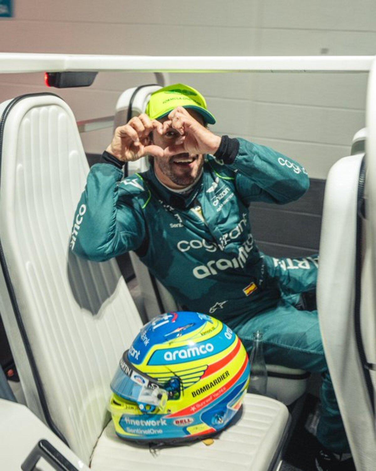 Fernando Alonso vive un idilio con Aston Martin.