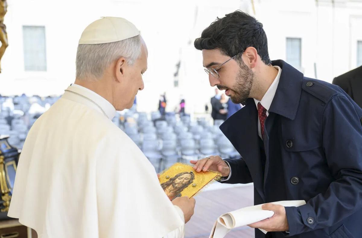 Alejandro Martín Caballero junto al Papa León XIV.
