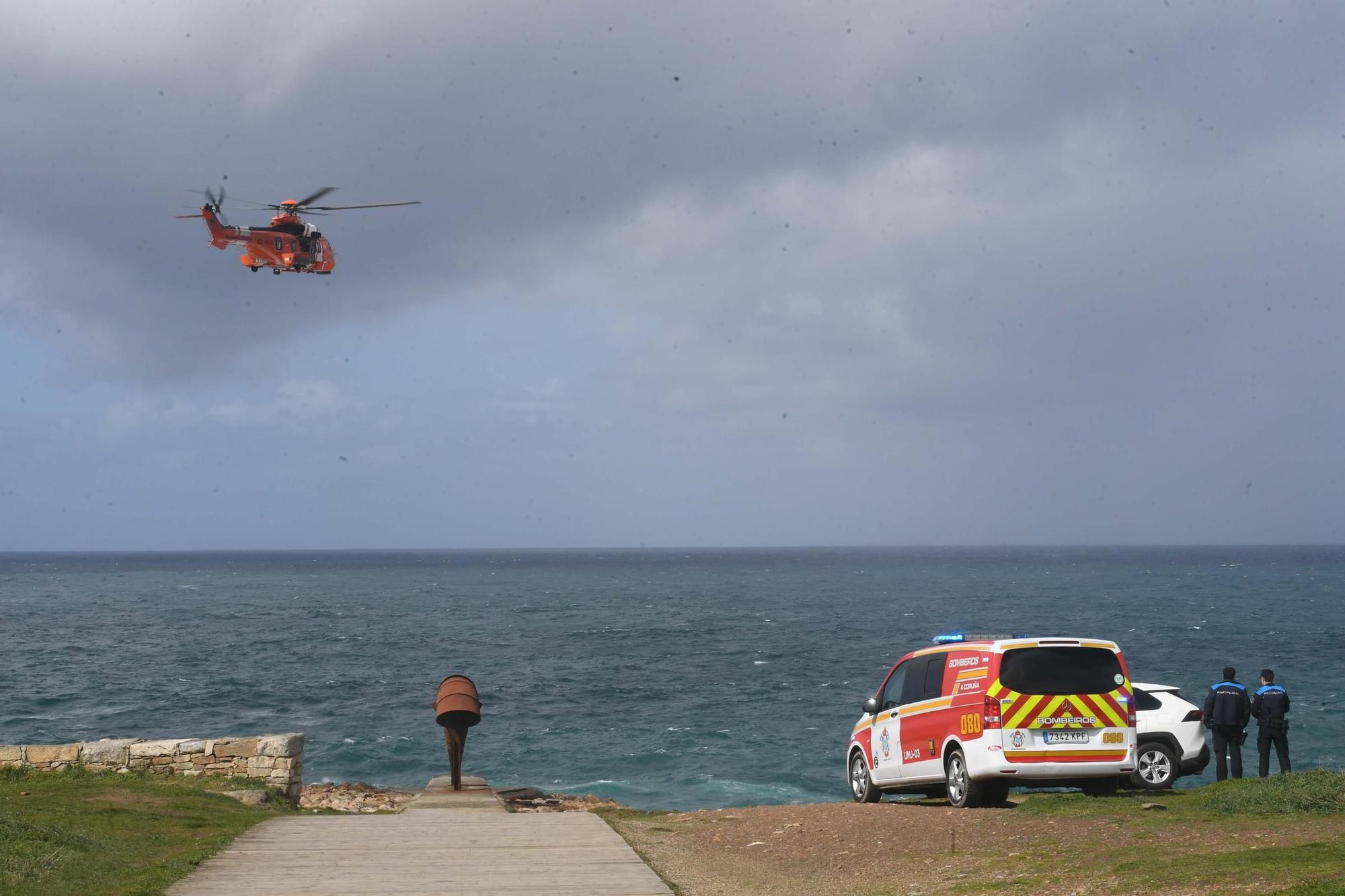 Activada la búsqueda de un desaparecido al caer al mar en Punta Herminia tras ser arrollado por una ola