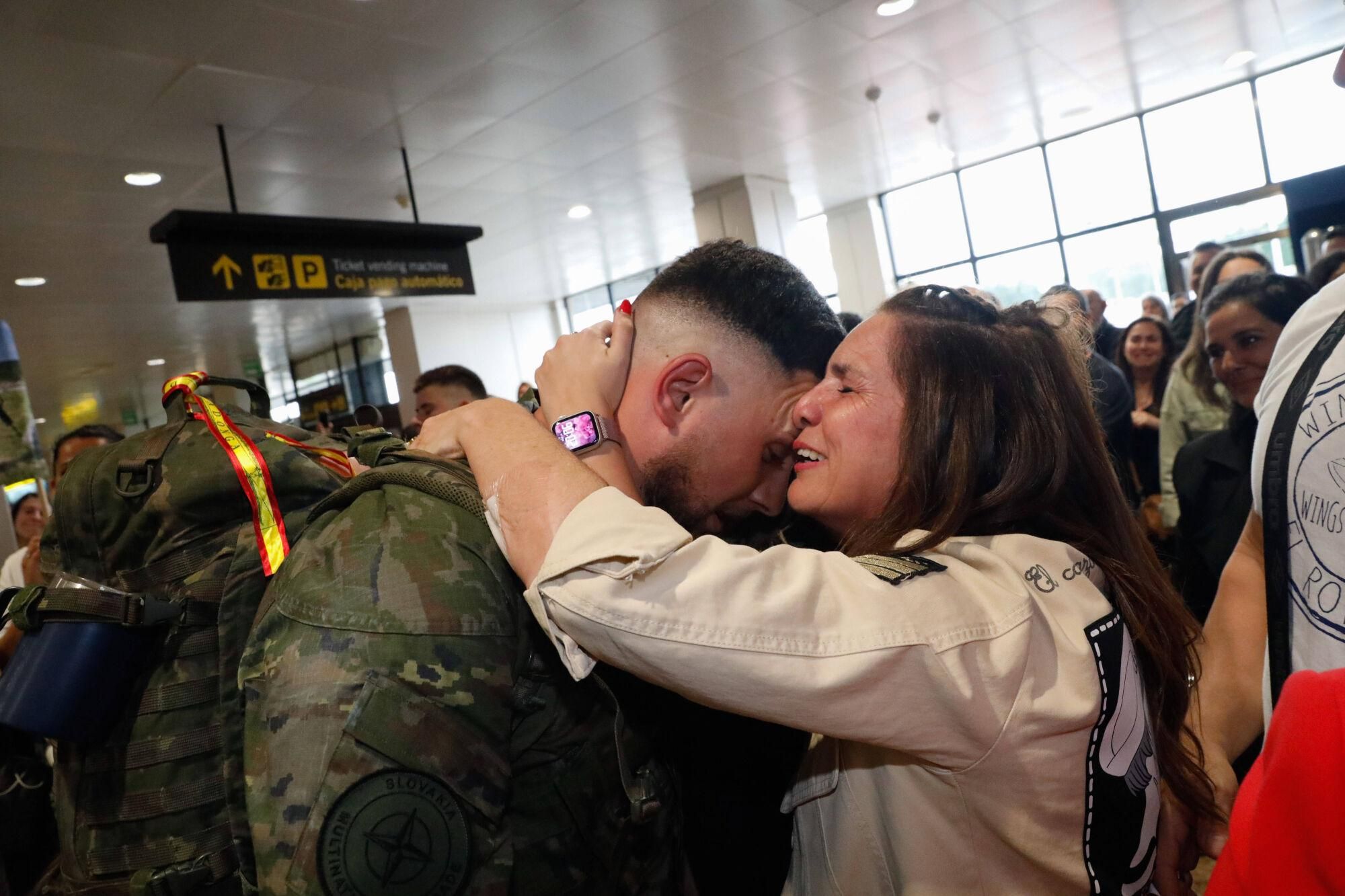 EN IMÁGENES: El regreso a Asturias en el aeropuerto del batallón "Toledo" tras meses en Eslovaquia