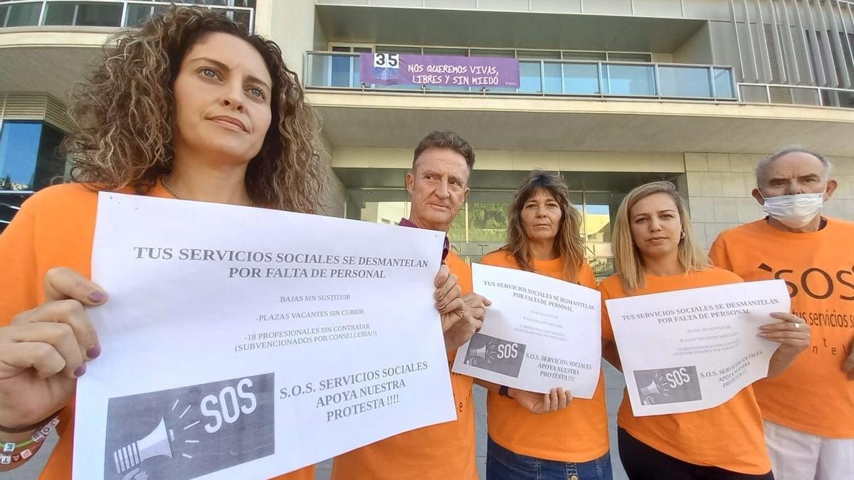 Concentración de trabajadores de Servicios Sociales en Alicante.