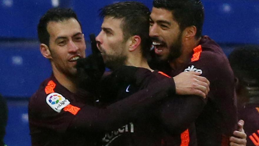 El central del FC Barcelona Gerard Piqué, celebrant el seu gol amb el dit a la boca en senyal de silenci