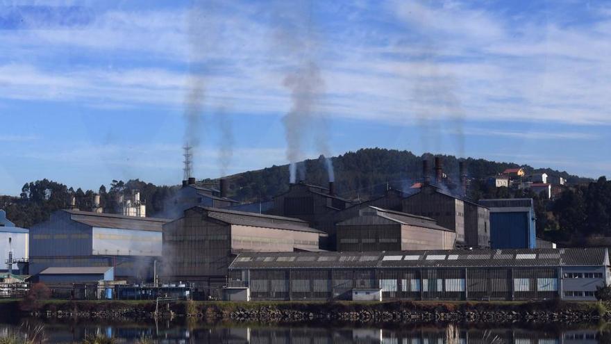 Vista de la factoría que Ferroatlántica tiene en el polígono de Sabón.