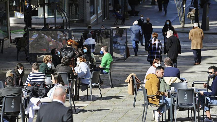 Los ciudadanos disfrutaron del buen tiempo en las terrazas.