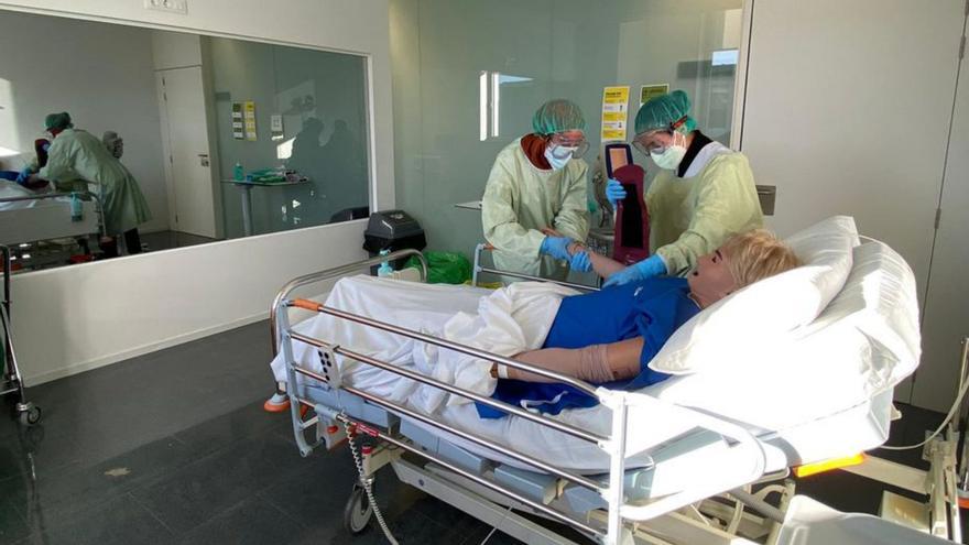L’Hospital d’Olot inaugura un espai de simulació clínica, el primer de Girona