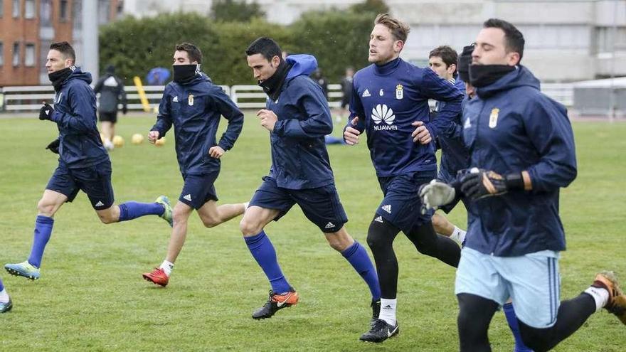 Rocha, Johannesson, Folch, Carlos Hernández, Forlín y Alfonso hacen carrera continua en el entrenamiento de ayer en San Gregorio.