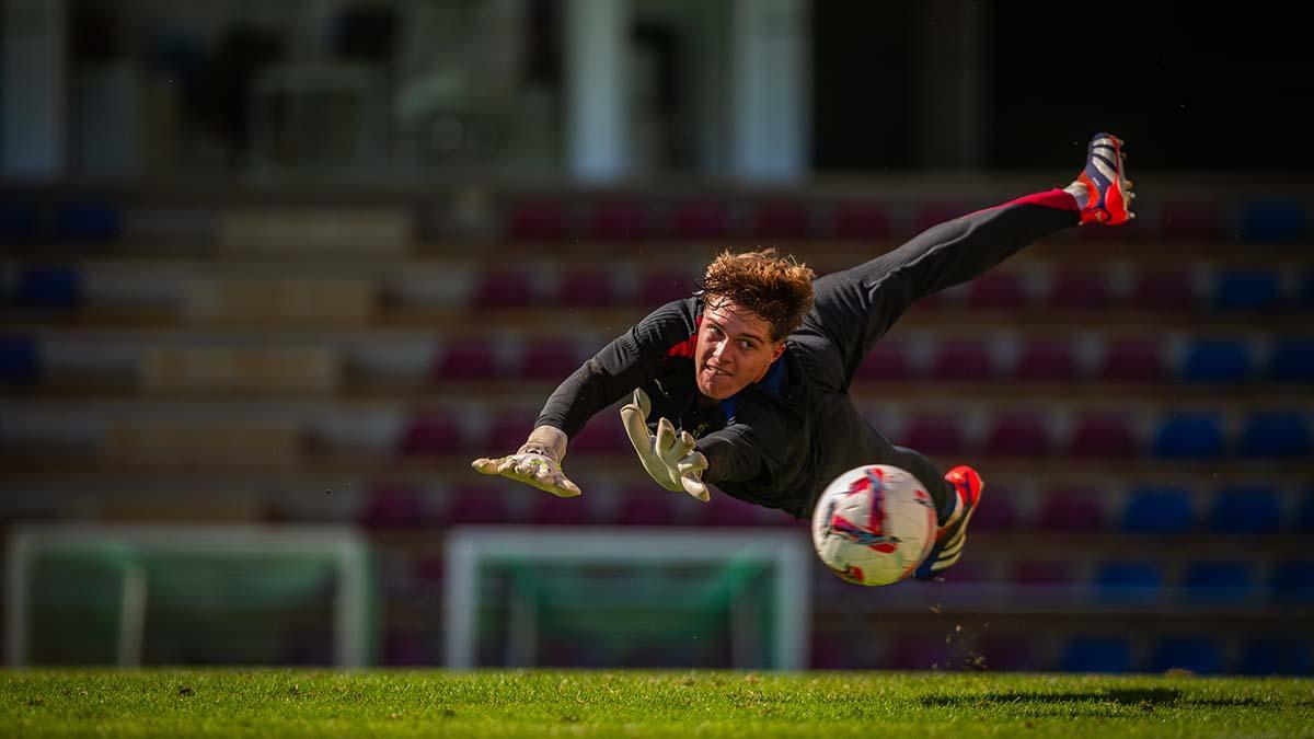 Iker Rodríguez entrena con el primer equipo del Barça