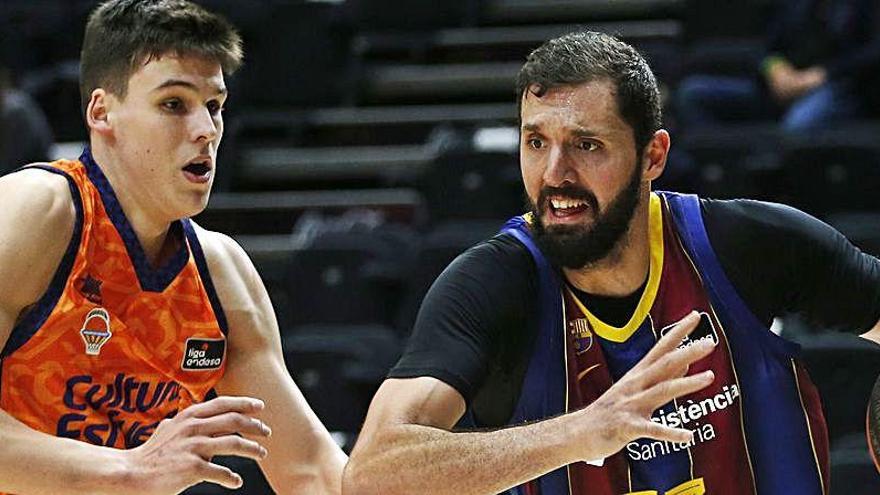 Jaime Pradilla, defendiendo a Nikola Mirotic.