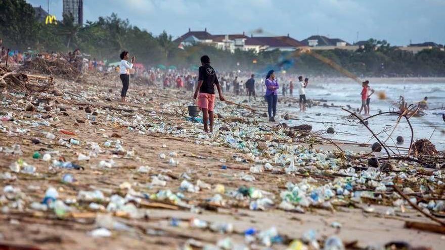 Miles de envases de plástico sobre la playa de Kuta, en Bali (Indonesia). // Maxim Blinkov