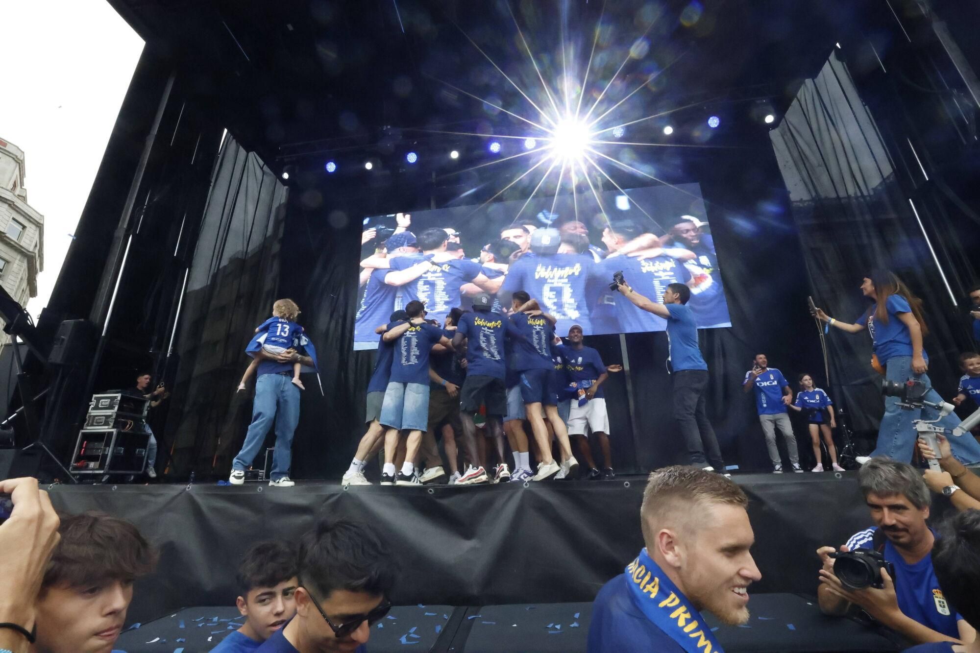 Locura azul en las calles de Oviedo para celebrar el ascenso del equipo a Primera División