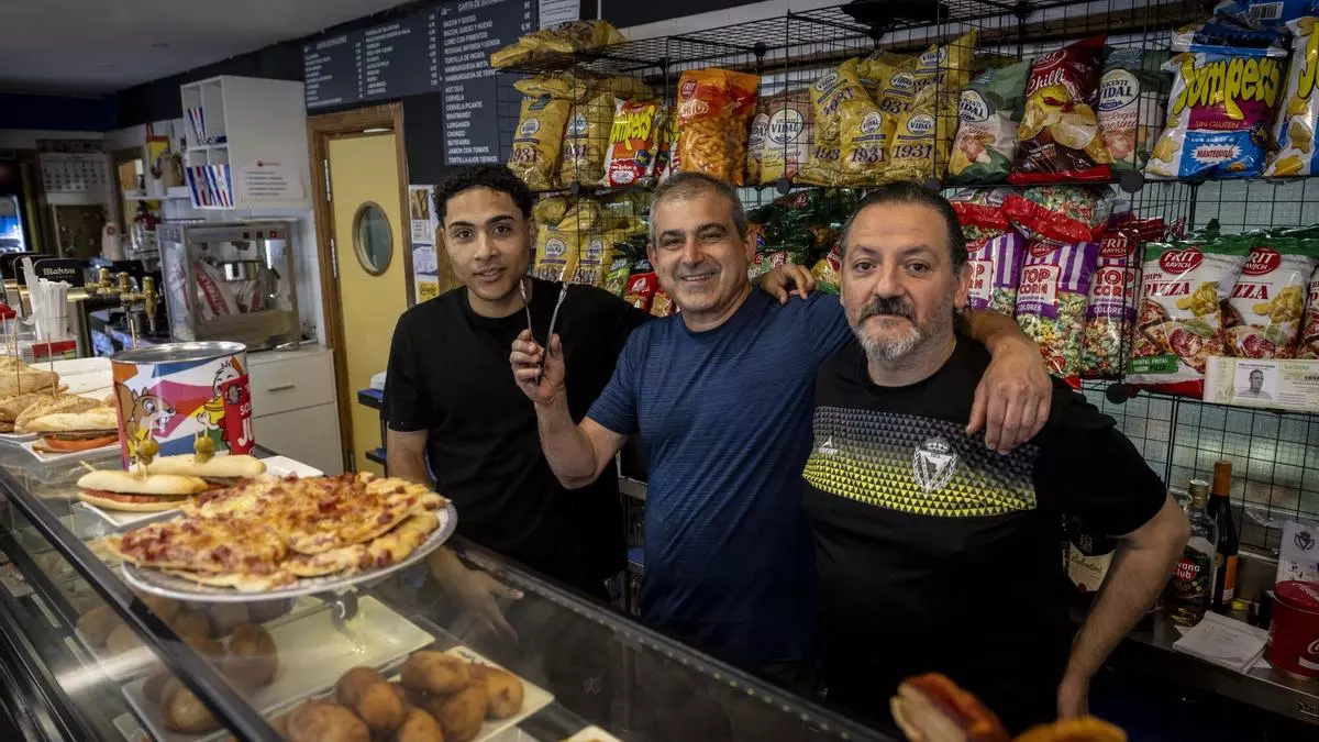 El bar del campo de fútbol del Atlético Escalerillas, "el mejor de Zaragoza" por su barra, menú y almuerzos: "Más de mil veces me han dicho eso"