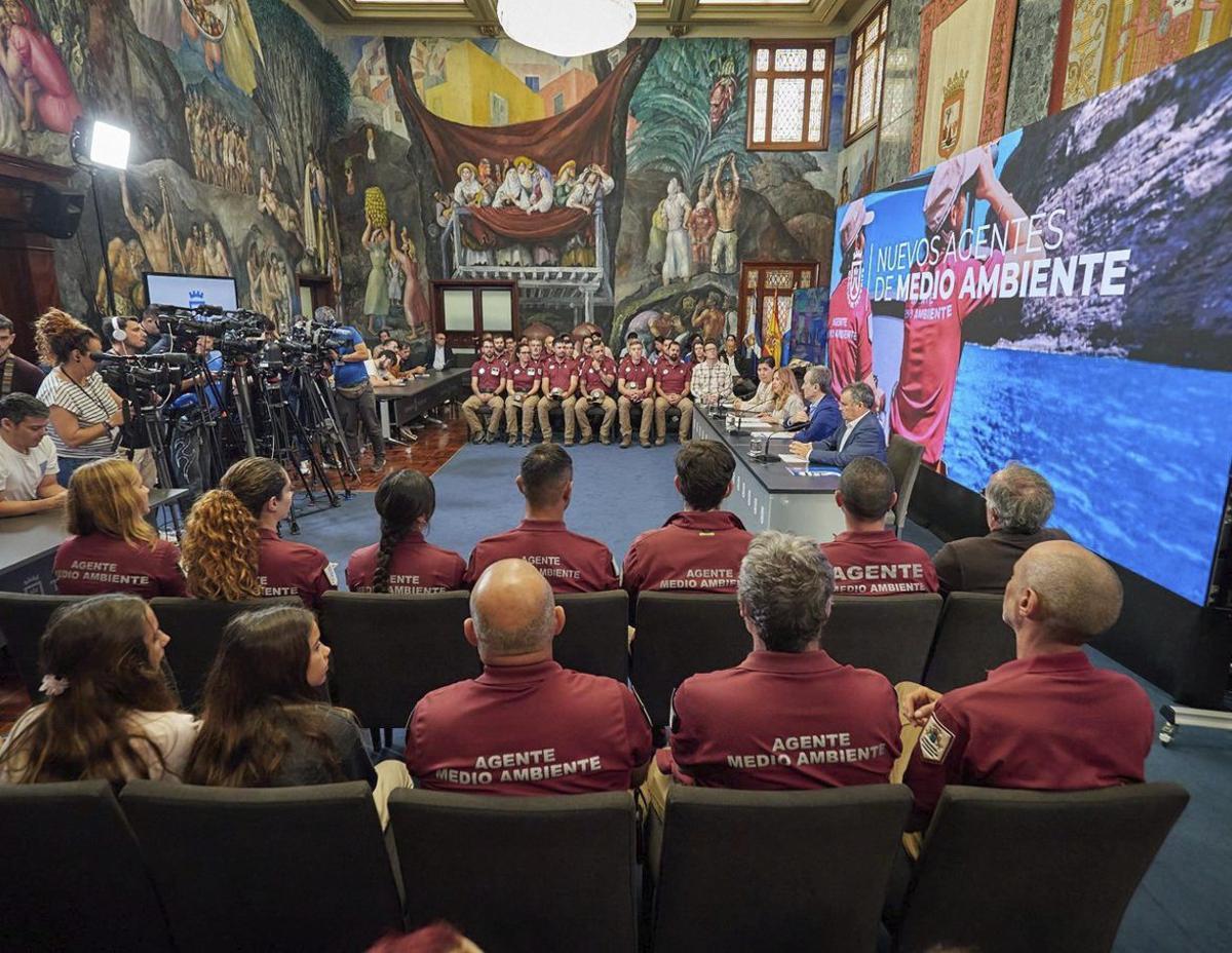 La presidenta del Cabildo muestra los nuevos drones adquiridos.| | ED/LOT