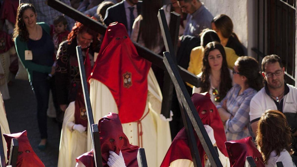 Grupo de penitentes de la hermandad de La Lanzada. / Pepo Herrera