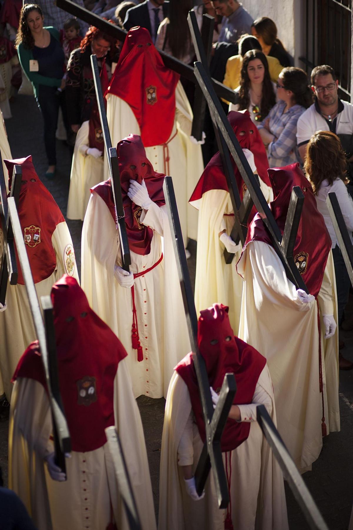Grupo de penitentes de la hermandad de La Lanzada. / Pepo Herrera