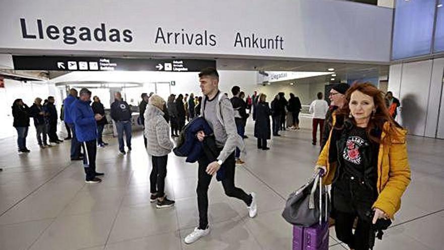 Viajeros en el aeropuerto de Corvera.