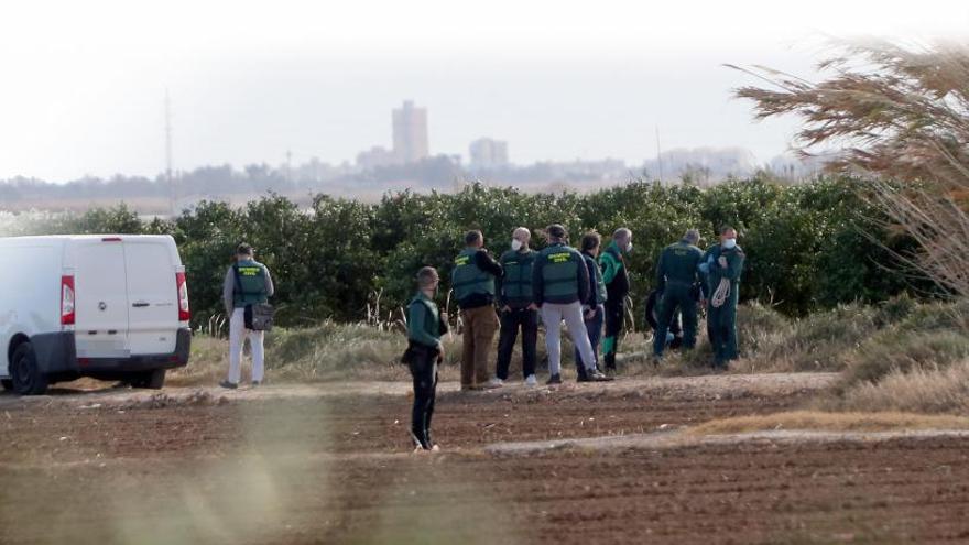 Cartel en recuerdo de Florina, en la curva donde la recogió su asesino. | MIGUEL ÁNGEL MONTESINOS