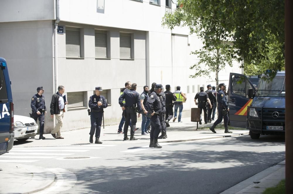 Amplio despliegue policial con varias unidades de la Policía Nacional y rastreo aéreo en helicóptero para registrar una docena de viviendas en el barrio de Monte Alto